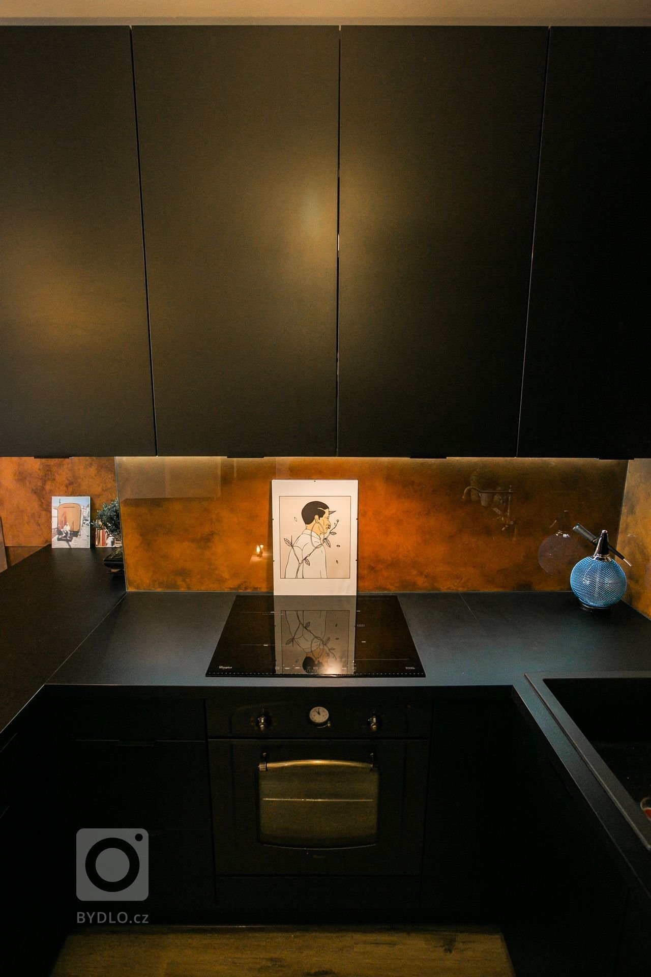 Použité materiály

Skrinky: Čierny mat
Pracovná doska: Čierny mat
Osvetlenie: LED studená biela
Zástena: benátsky štuk
