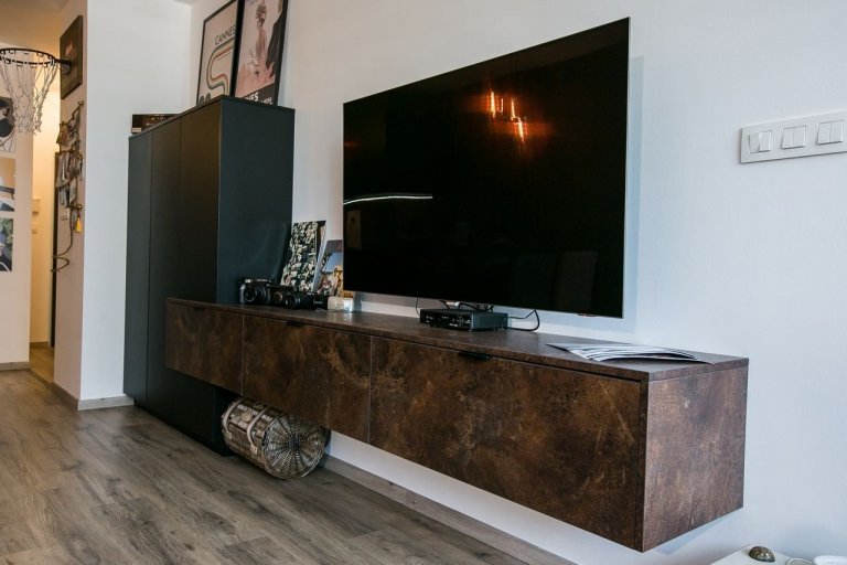 Použité materiály

Skrinky: Čierny mat
Pracovná doska: Čierny mat
Osvetlenie: LED studená biela
Zástena: benátsky štuk
