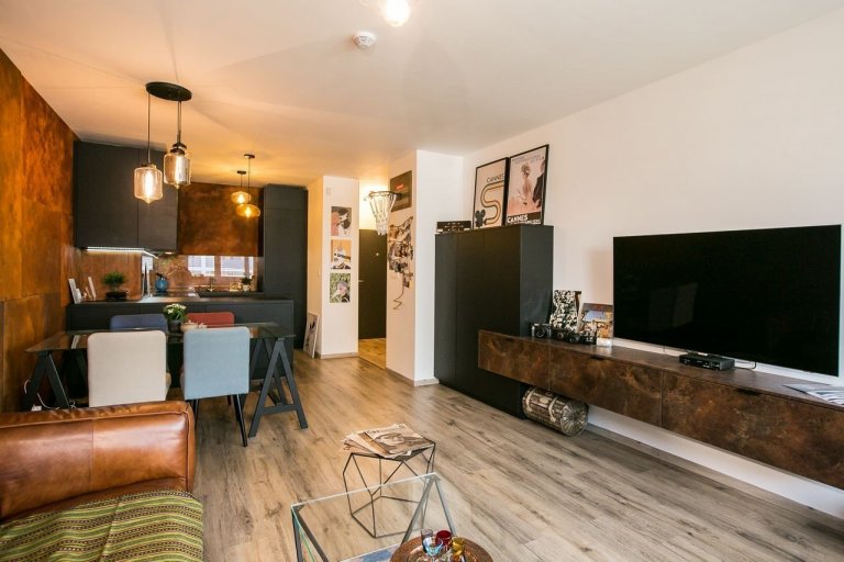 Použité materiály

Skrinky: Čierny mat
Pracovná doska: Čierny mat
Osvetlenie: LED studená biela
Zástena: benátsky štuk
