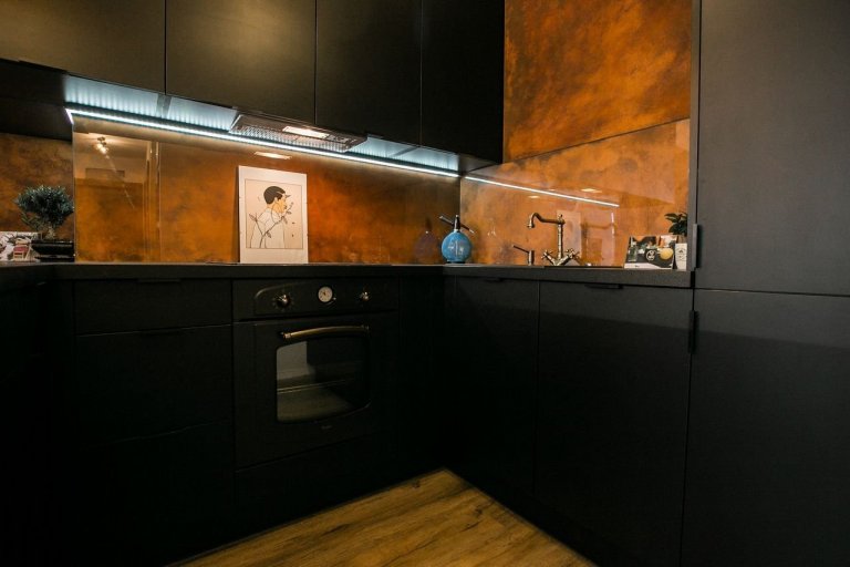 Použité materiály

Skrinky: Čierny mat
Pracovná doska: Čierny mat
Osvetlenie: LED studená biela
Zástena: benátsky štuk
