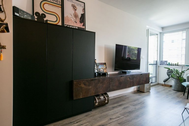 Použité materiály

Skrinky: Čierny mat
Pracovná doska: Čierny mat
Osvetlenie: LED studená biela
Zástena: benátsky štuk
