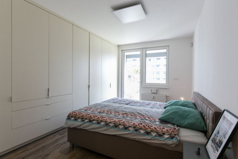 Použité materiály

Skrinky: Čierny mat
Pracovná doska: Čierny mat
Osvetlenie: LED studená biela
Zástena: benátsky štuk
