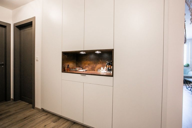 Použité materiály

Skrinky: Čierny mat
Pracovná doska: Čierny mat
Osvetlenie: LED studená biela
Zástena: benátsky štuk
