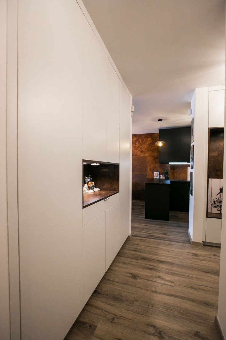 Použité materiály

Skrinky: Čierny mat
Pracovná doska: Čierny mat
Osvetlenie: LED studená biela
Zástena: benátsky štuk
