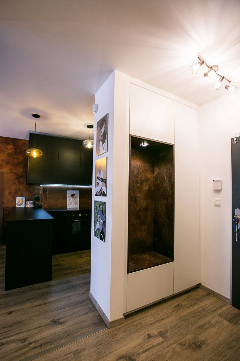 Použité materiály

Skrinky: Čierny mat
Pracovná doska: Čierny mat
Osvetlenie: LED studená biela
Zástena: benátsky štuk
