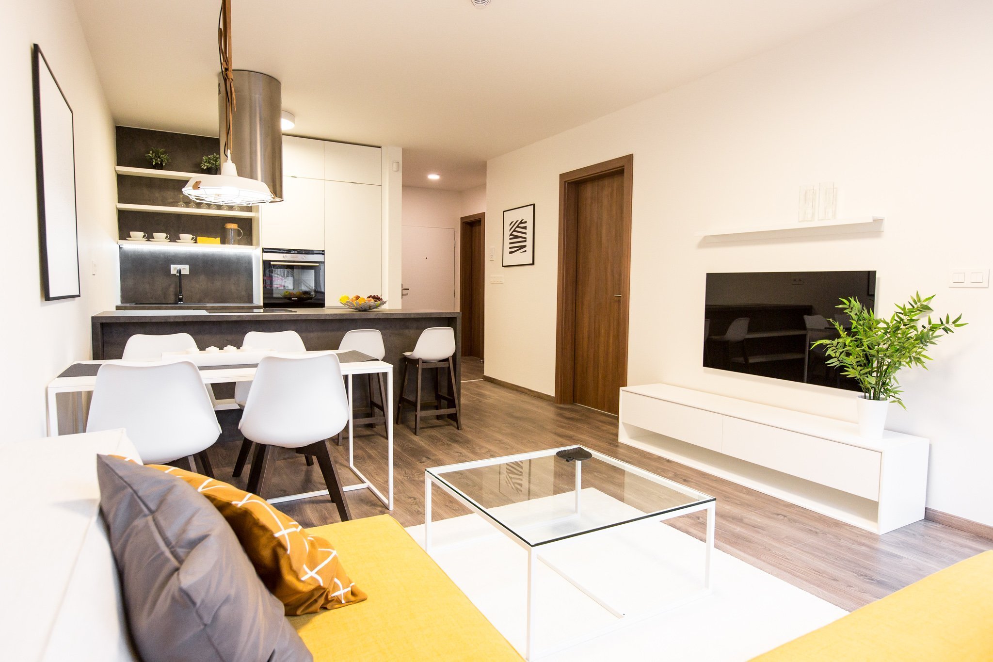 Realizácia 2-izbového bytu v projekte Malé Krasňany.&nbsp;

Overená kombinácia Bielej perleťovej a tmavého betónu.&nbsp;
