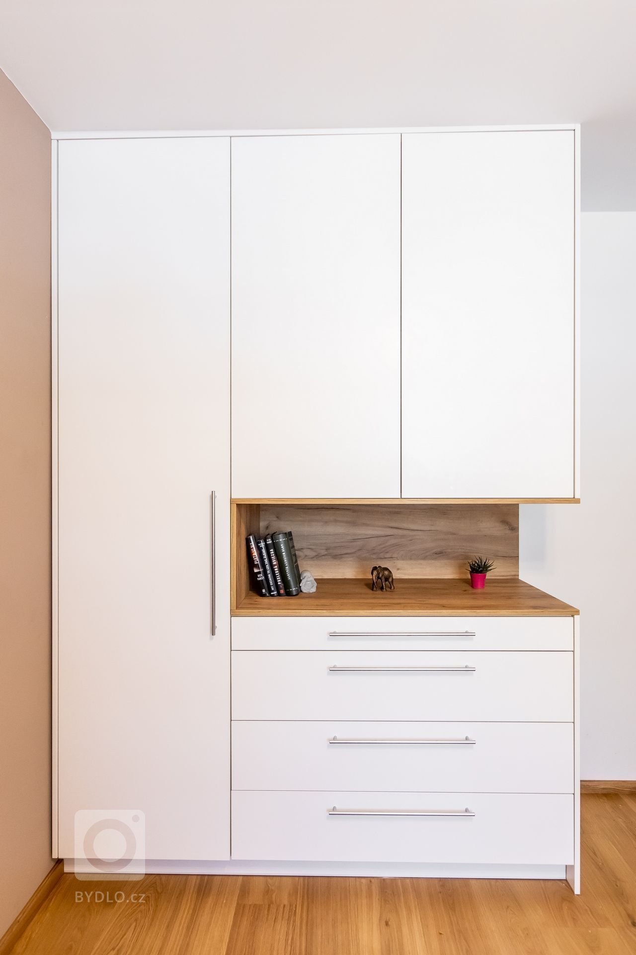 Použité materiály

Horné skrinky: Dub zlatý
Dolné skrinky a potravinová skrinka: Akryl vo vysokom lesku - mandľová
Vysoké skrinky: Sivý mat
Pracovná doska…