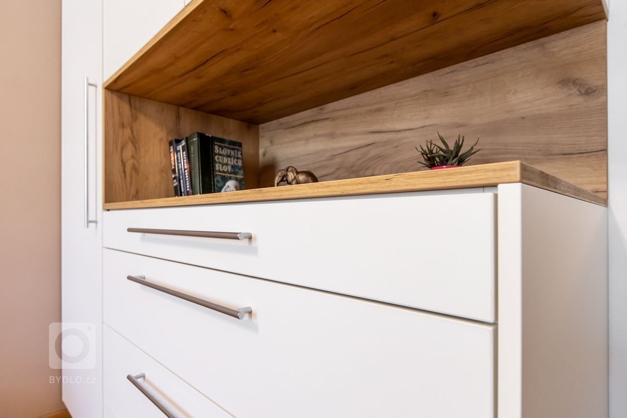 Použité materiály

Horné skrinky: Dub zlatý
Dolné skrinky a potravinová skrinka: Akryl vo vysokom lesku - mandľová
Vysoké skrinky: Sivý mat
Pracovná doska…