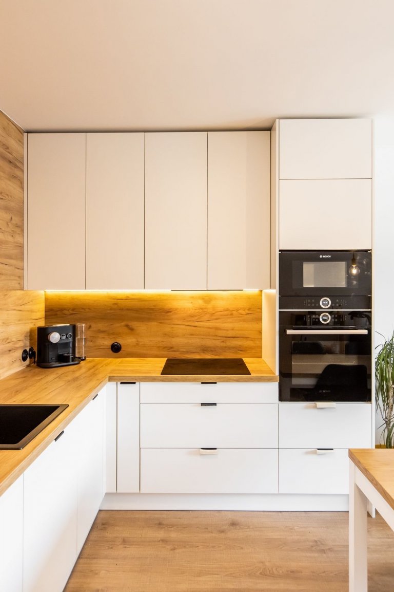 Použité materiály: Drevodekor Dub Zlatý, biely perleťový mat
