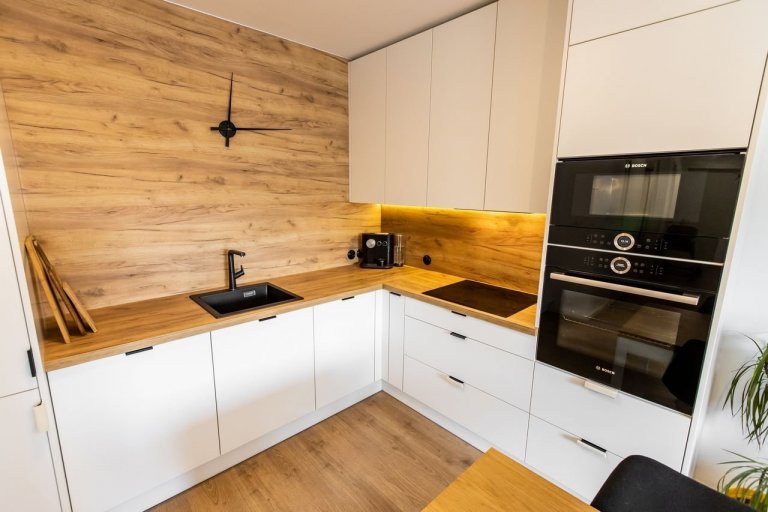 Použité materiály: Drevodekor Dub Zlatý, biely perleťový mat
