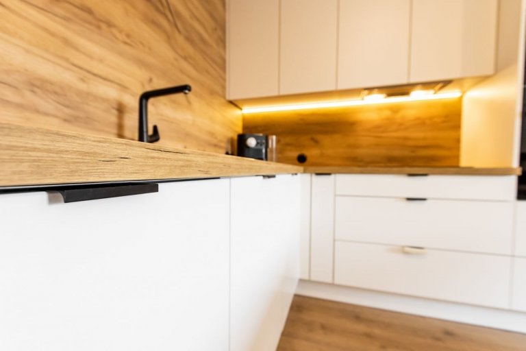 Použité materiály: Drevodekor Dub Zlatý, biely perleťový mat
