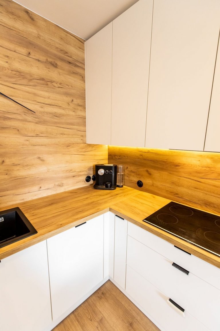 Použité materiály: Drevodekor Dub Zlatý, biely perleťový mat
