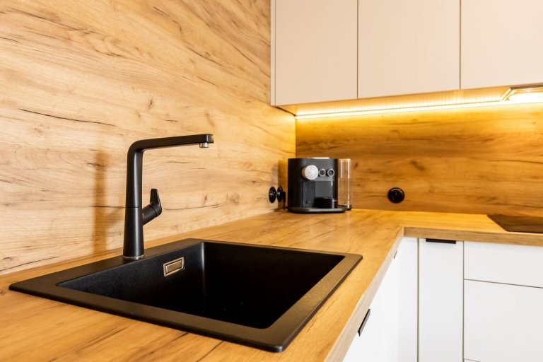 Použité materiály: Drevodekor Dub Zlatý, biely perleťový mat
