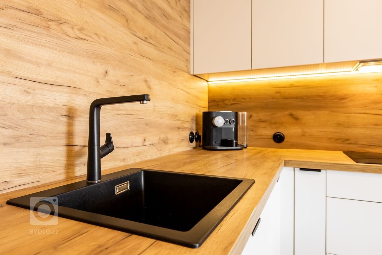 Použité materiály: Drevodekor Dub Zlatý, biely perleťový mat
