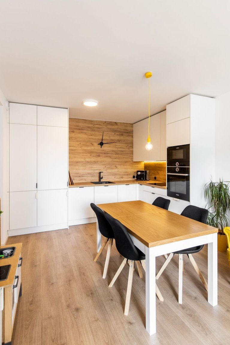 Použité materiály: Drevodekor Dub Zlatý, biely perleťový mat
