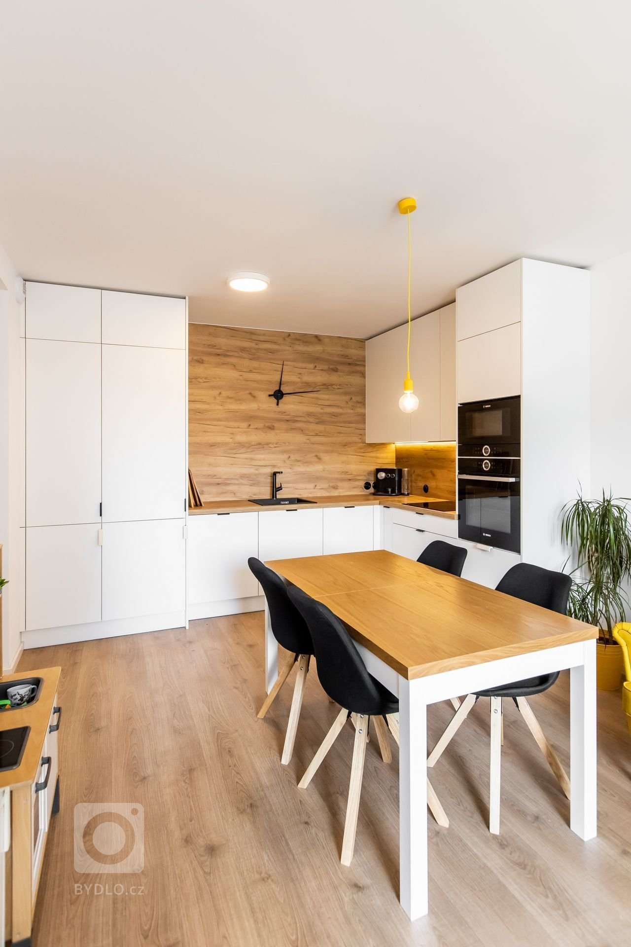 Použité materiály: Drevodekor Dub Zlatý, biely perleťový mat
