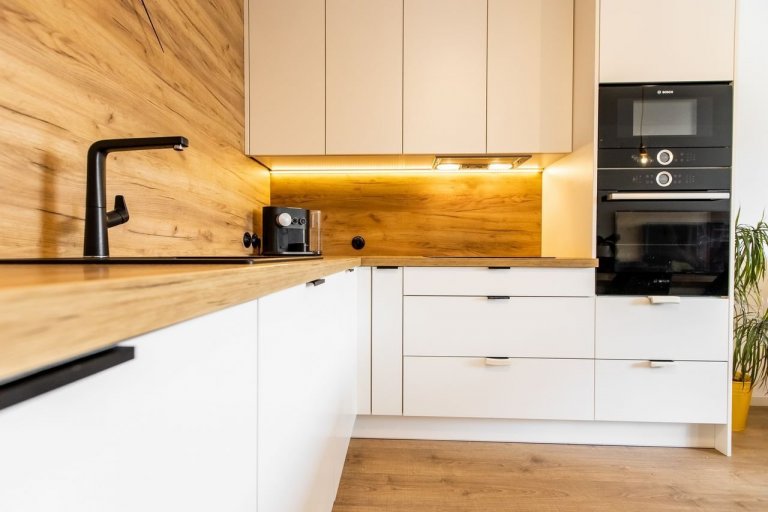 Použité materiály: Drevodekor Dub Zlatý, biely perleťový mat
