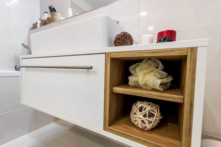 Použité materiály: Drevodekor Dub Zlatý, biely perleťový mat
