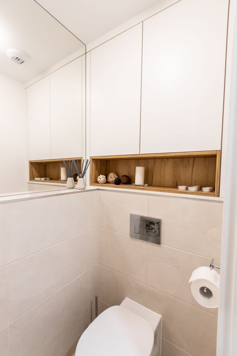 Použité materiály: Drevodekor Dub Zlatý, biely perleťový mat
