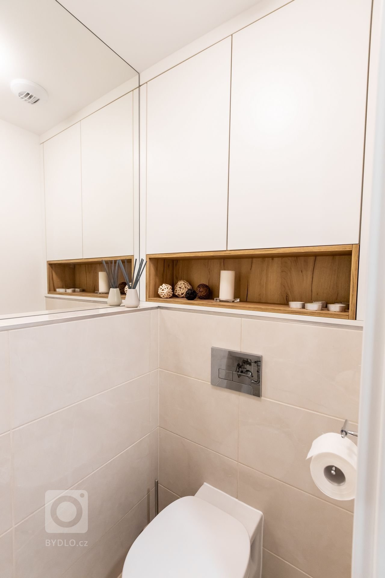 Použité materiály: Drevodekor Dub Zlatý, biely perleťový mat
