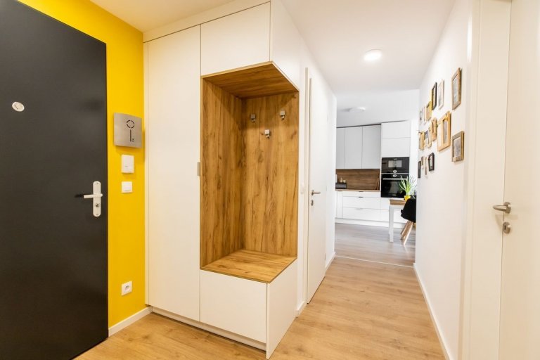 Použité materiály: Drevodekor Dub Zlatý, biely perleťový mat
