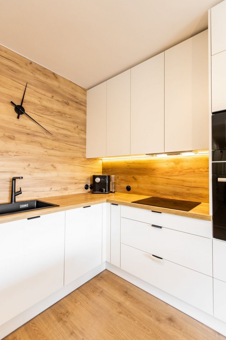 Použité materiály: Drevodekor Dub Zlatý, biely perleťový mat
