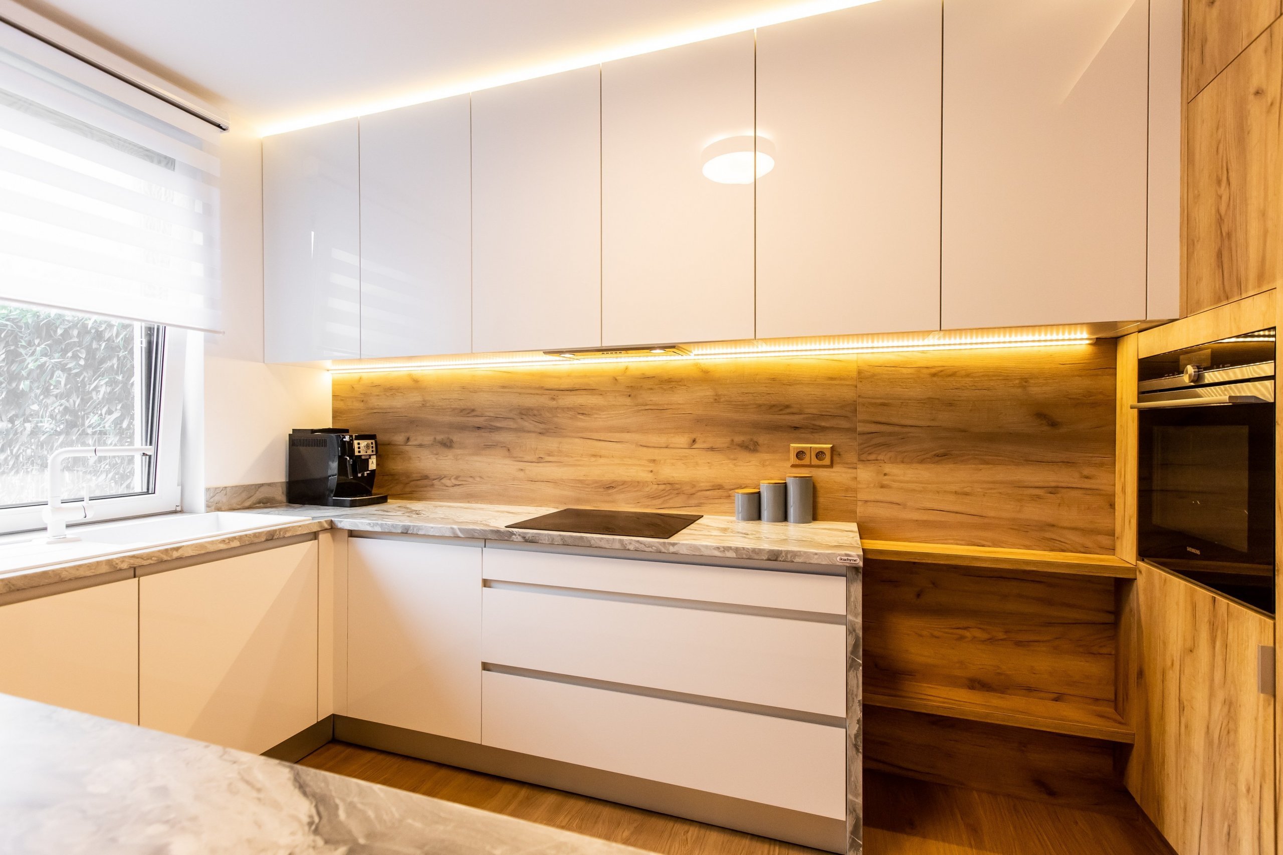 Použité materiály

Horné skrinky: Biely akryl vo vysokom lesku
Dolné skrinky a potravinová skrinka: Biely Akryl vo vysokom lesku
Vysoké skrinky: Dub zlatý
…