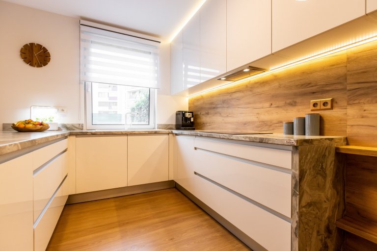 Použité materiály

Horné skrinky: Biely akryl vo vysokom lesku
Dolné skrinky a potravinová skrinka: Biely Akryl vo vysokom lesku
Vysoké skrinky: Dub zlatý
…