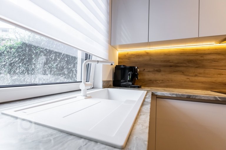 add picture to album