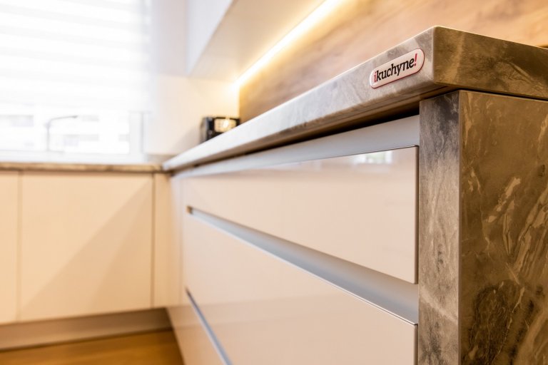 Použité materiály

Horné skrinky: Biely akryl vo vysokom lesku
Dolné skrinky a potravinová skrinka: Biely Akryl vo vysokom lesku
Vysoké skrinky: Dub zlatý
…