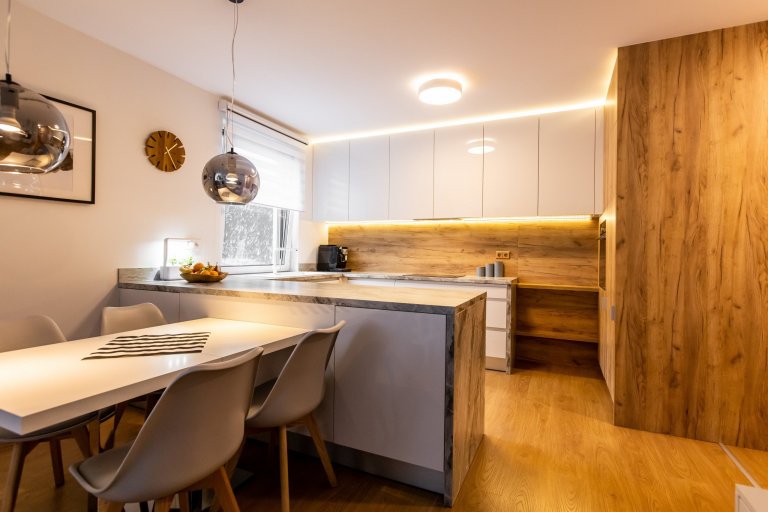 Použité materiály

Horné skrinky: Biely akryl vo vysokom lesku
Dolné skrinky a potravinová skrinka: Biely Akryl vo vysokom lesku
Vysoké skrinky: Dub zlatý
…