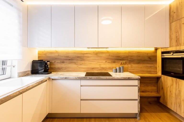 Použité materiály

Horné skrinky: Biely akryl vo vysokom lesku
Dolné skrinky a potravinová skrinka: Biely Akryl vo vysokom lesku
Vysoké skrinky: Dub zlatý
…