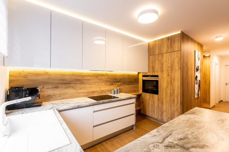 Použité materiály

Horné skrinky: Biely akryl vo vysokom lesku
Dolné skrinky a potravinová skrinka: Biely Akryl vo vysokom lesku
Vysoké skrinky: Dub zlatý
…