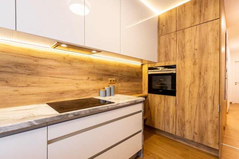 Použité materiály

Horné skrinky: Biely akryl vo vysokom lesku
Dolné skrinky a potravinová skrinka: Biely Akryl vo vysokom lesku
Vysoké skrinky: Dub zlatý
…