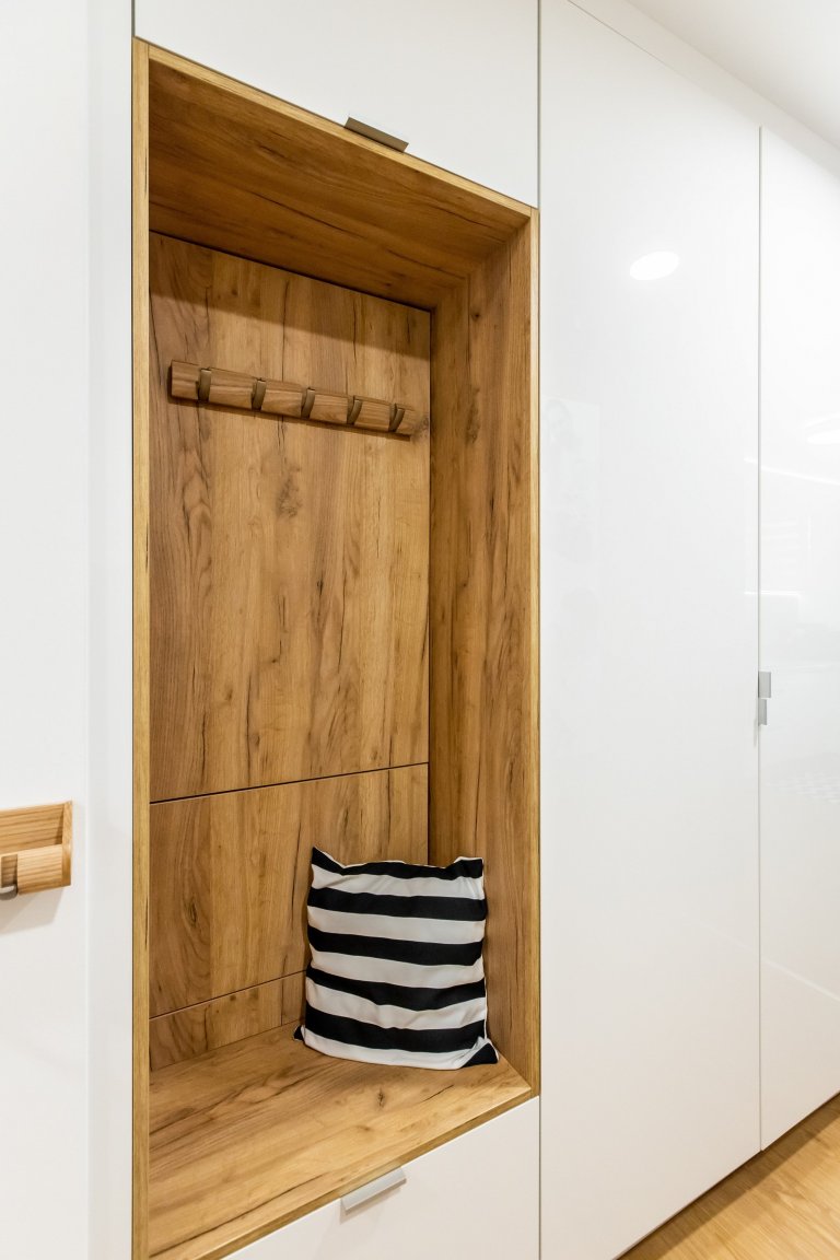 Použité materiály

Horné skrinky: Biely akryl vo vysokom lesku
Dolné skrinky a potravinová skrinka: Biely Akryl vo vysokom lesku
Vysoké skrinky: Dub zlatý
…