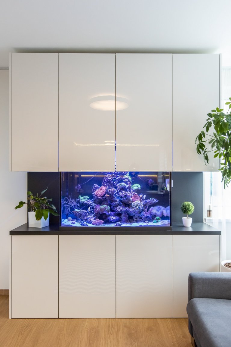 Použité materiály

Horné skrinky: Biely akryl vo vysokom lesku
Dolné skrinky a potravinová skrinka: Biely Akryl vo vysokom lesku
Vysoké skrinky: Dub zlatý
…