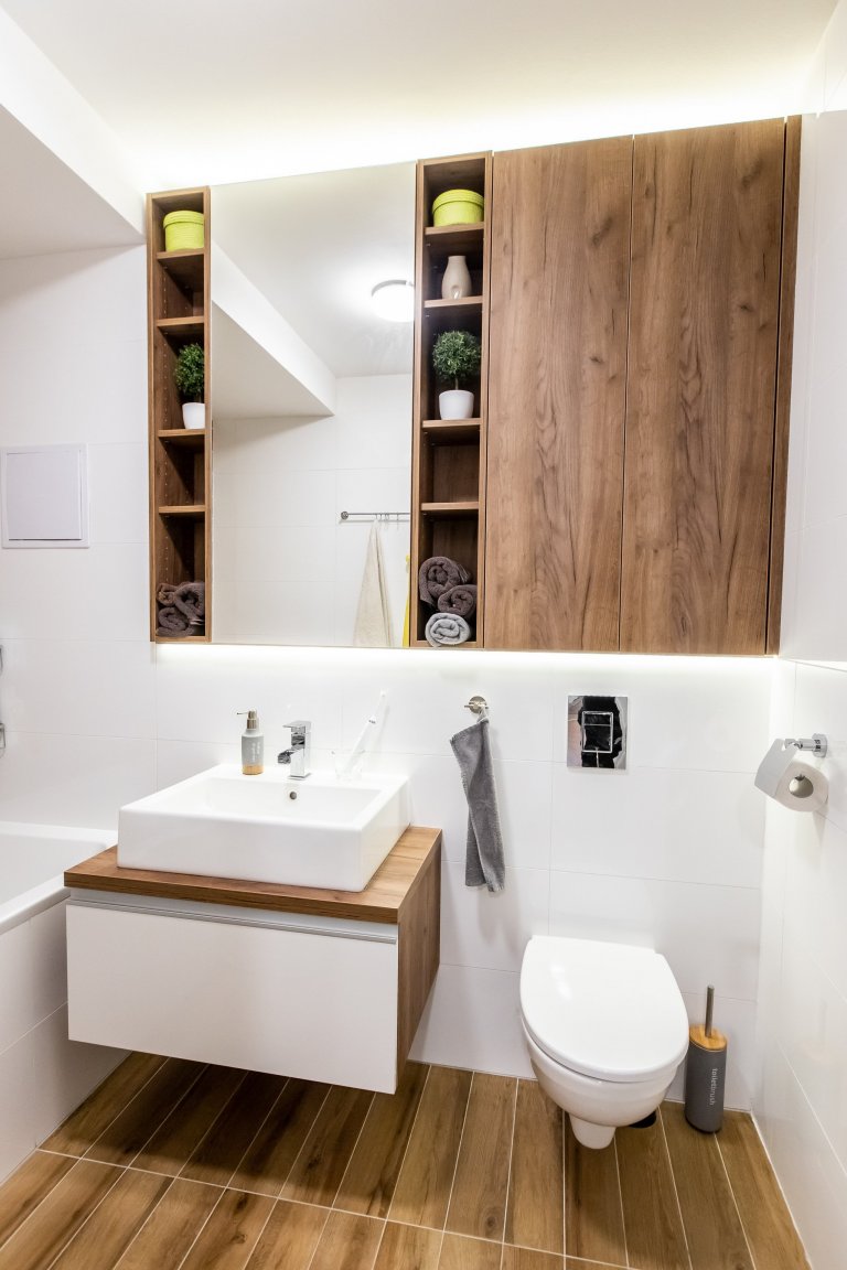 Použité materiály

Horné skrinky: Biely akryl vo vysokom lesku
Dolné skrinky a potravinová skrinka: Biely Akryl vo vysokom lesku
Vysoké skrinky: Dub zlatý
…