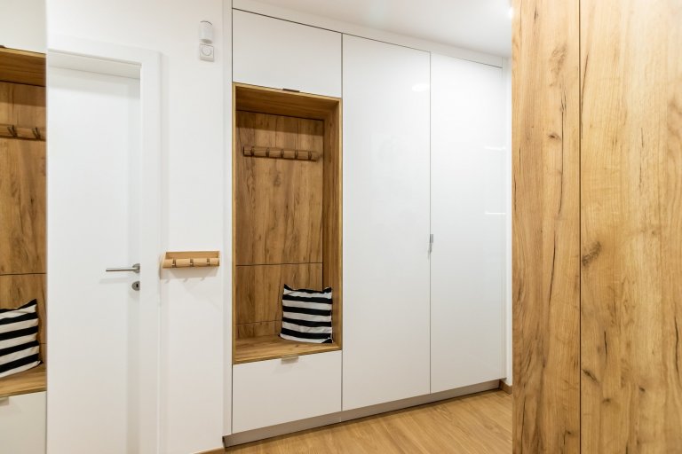 Použité materiály

Horné skrinky: Biely akryl vo vysokom lesku
Dolné skrinky a potravinová skrinka: Biely Akryl vo vysokom lesku
Vysoké skrinky: Dub zlatý
…