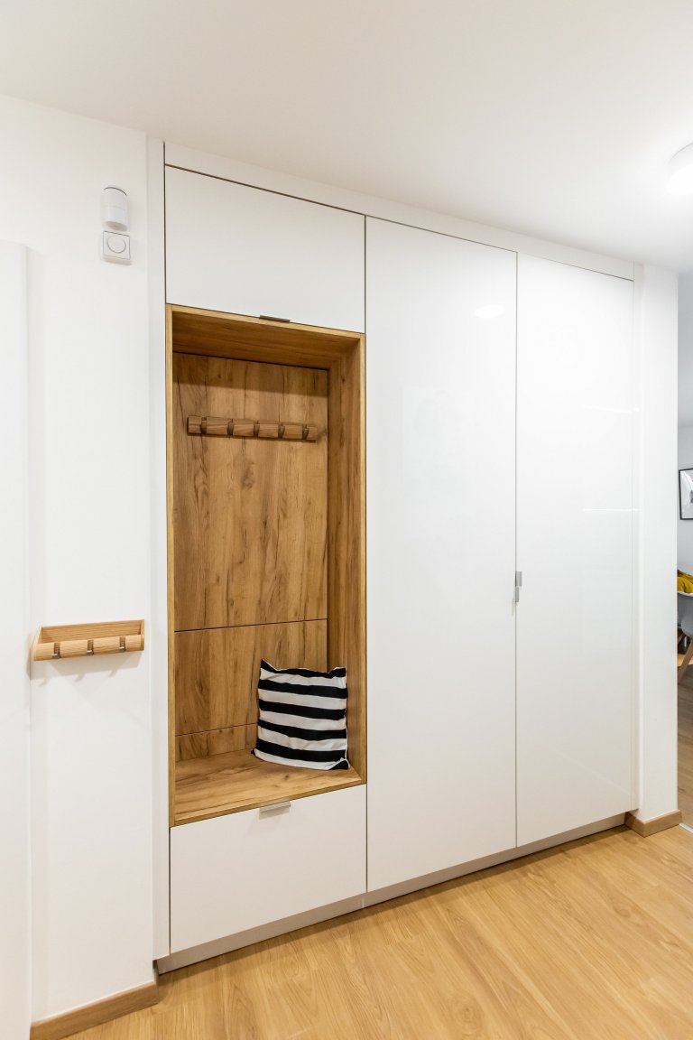 Použité materiály

Horné skrinky: Biely akryl vo vysokom lesku
Dolné skrinky a potravinová skrinka: Biely Akryl vo vysokom lesku
Vysoké skrinky: Dub zlatý
…