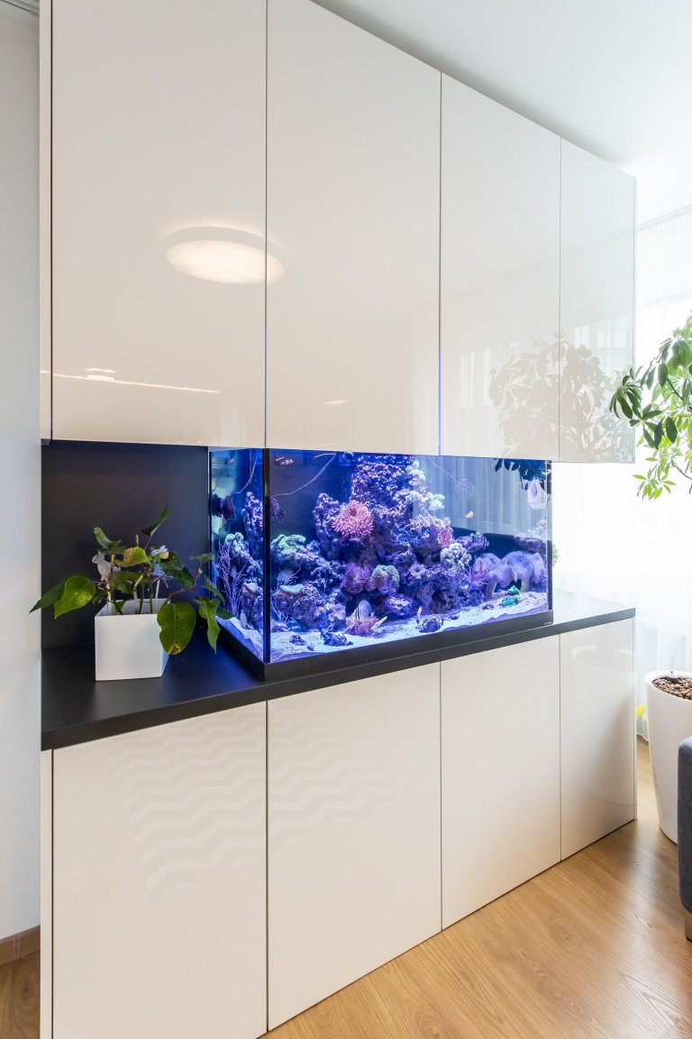 Použité materiály

Horné skrinky: Biely akryl vo vysokom lesku
Dolné skrinky a potravinová skrinka: Biely Akryl vo vysokom lesku
Vysoké skrinky: Dub zlatý
…