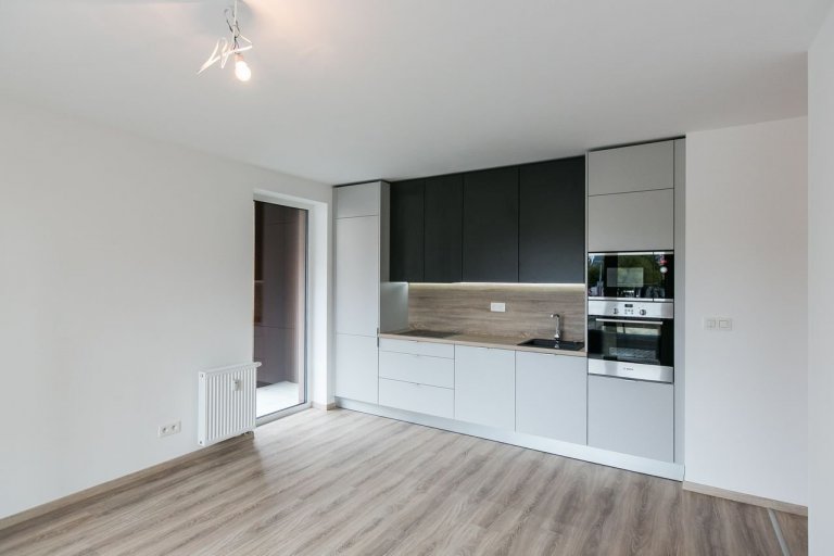 Použité materiály:

Horné skrinky: antracitový mat
Dolné a vysoké skrinky:&nbsp;biely perleťový mat
Vstavané skrine: biely perleťový mat
Výklenok: dub…