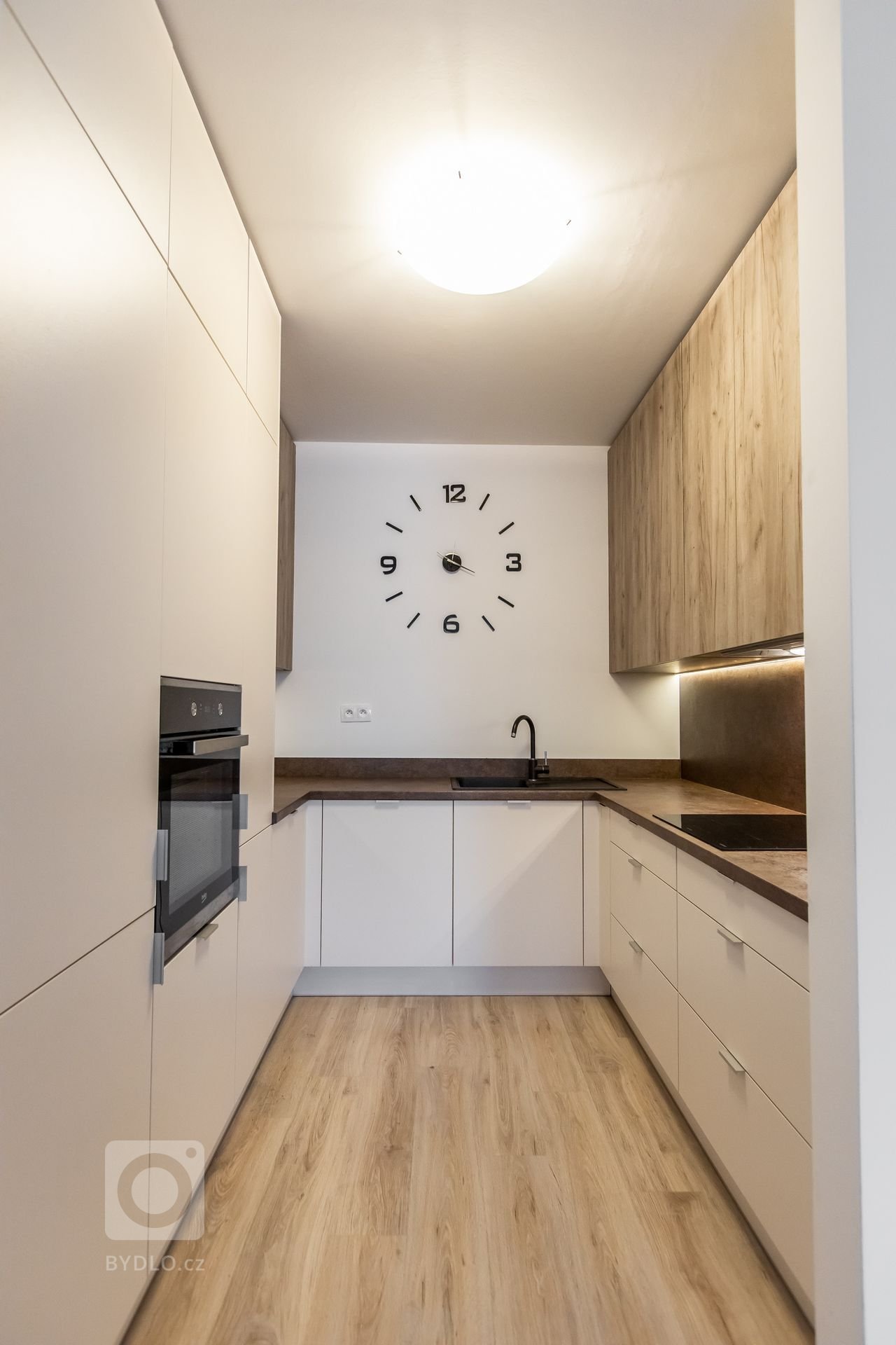 Materiály: Biely perleťový mat a Dub zlatý
Prac. doska:&nbsp;

Podsvietenie: Teplý&nbsp;LED pás

Madlá:&nbsp; Madlo v tvare &quot;L&quot;
