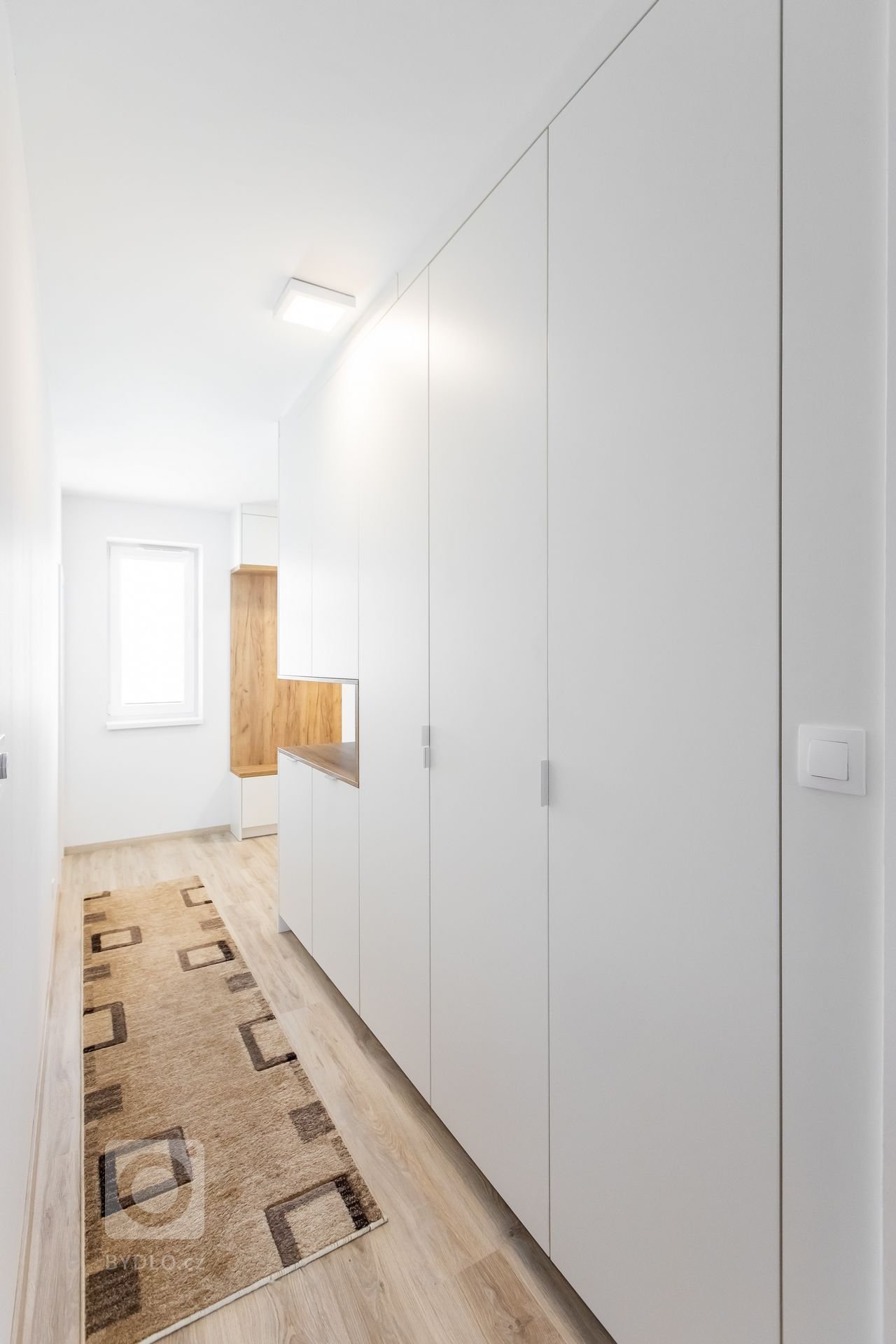 Materiály: Biely perleťový mat a Dub zlatý
Prac. doska:&nbsp;

Podsvietenie: Teplý&nbsp;LED pás

Madlá:&nbsp; Madlo v tvare "L"
