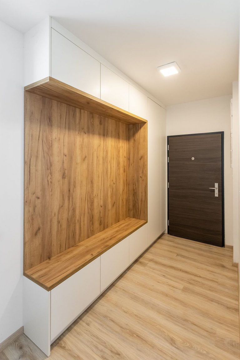 Materiály: Biely perleťový mat a Dub zlatý
Prac. doska:&nbsp;

Podsvietenie: Teplý&nbsp;LED pás

Madlá:&nbsp; Madlo v tvare &quot;L&quot;
