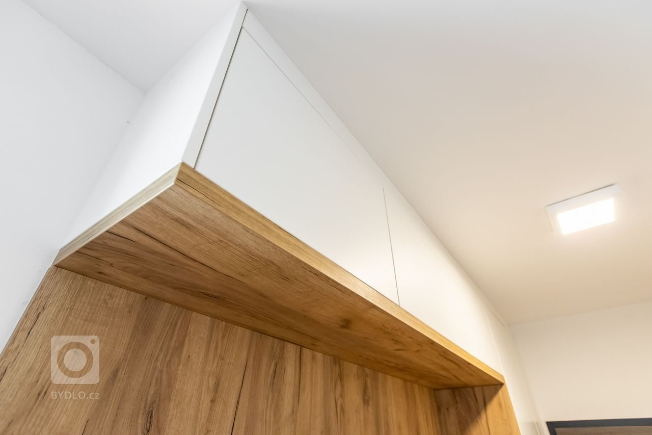 Materiály: Biely perleťový mat a Dub zlatý
Prac. doska:&nbsp;

Podsvietenie: Teplý&nbsp;LED pás

Madlá:&nbsp; Madlo v tvare &quot;L&quot;
