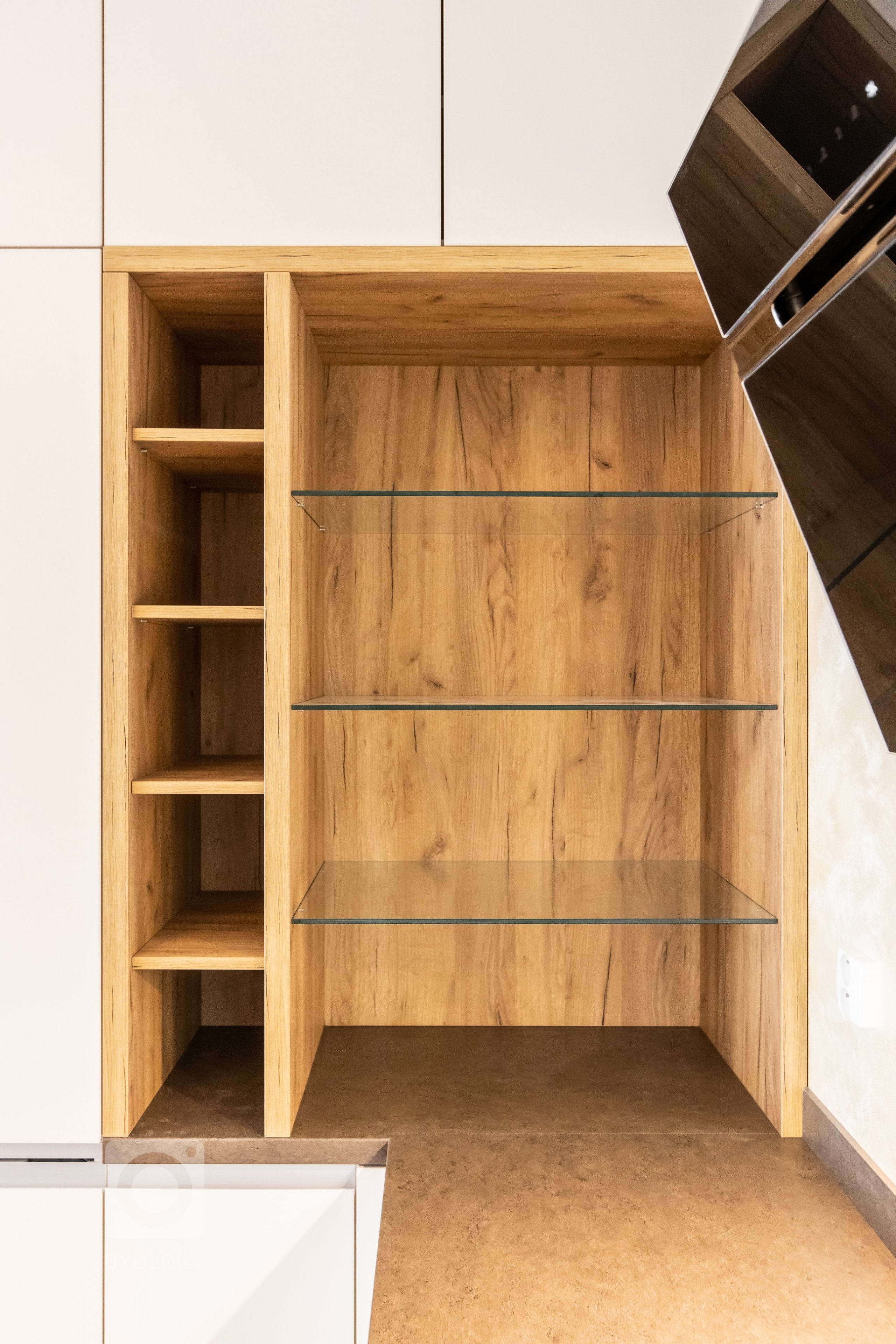 Inšpirujte sa realizáciou kuchynskej linky, vstavanej skrine a obývačky v krásnej novostavbe Čerešne v Bratislavskej Dúbravke. Moderná kuchynská linka do tvaru…