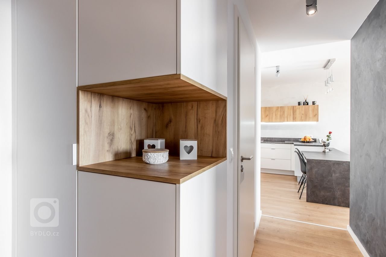 Použité materiály

Horné skrinky: Dub zlatý
Dolné skrinky: Biely perleťový mat
Vysoké skrinky: Biely perleťoý mat
Pracovná doska: Ateliér tmavý
Zástena:…