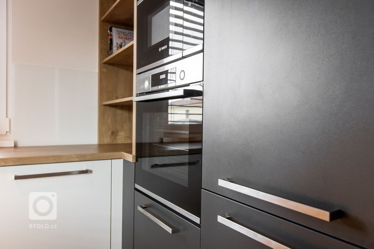 Kuchyňa a nábytok na mieru do celého interiéru - vstavané skrine do izieb, predsieňová skrinka aj&nbsp;skrinka pod TV.&nbsp; Ako býva zvykom, zachovali sme…