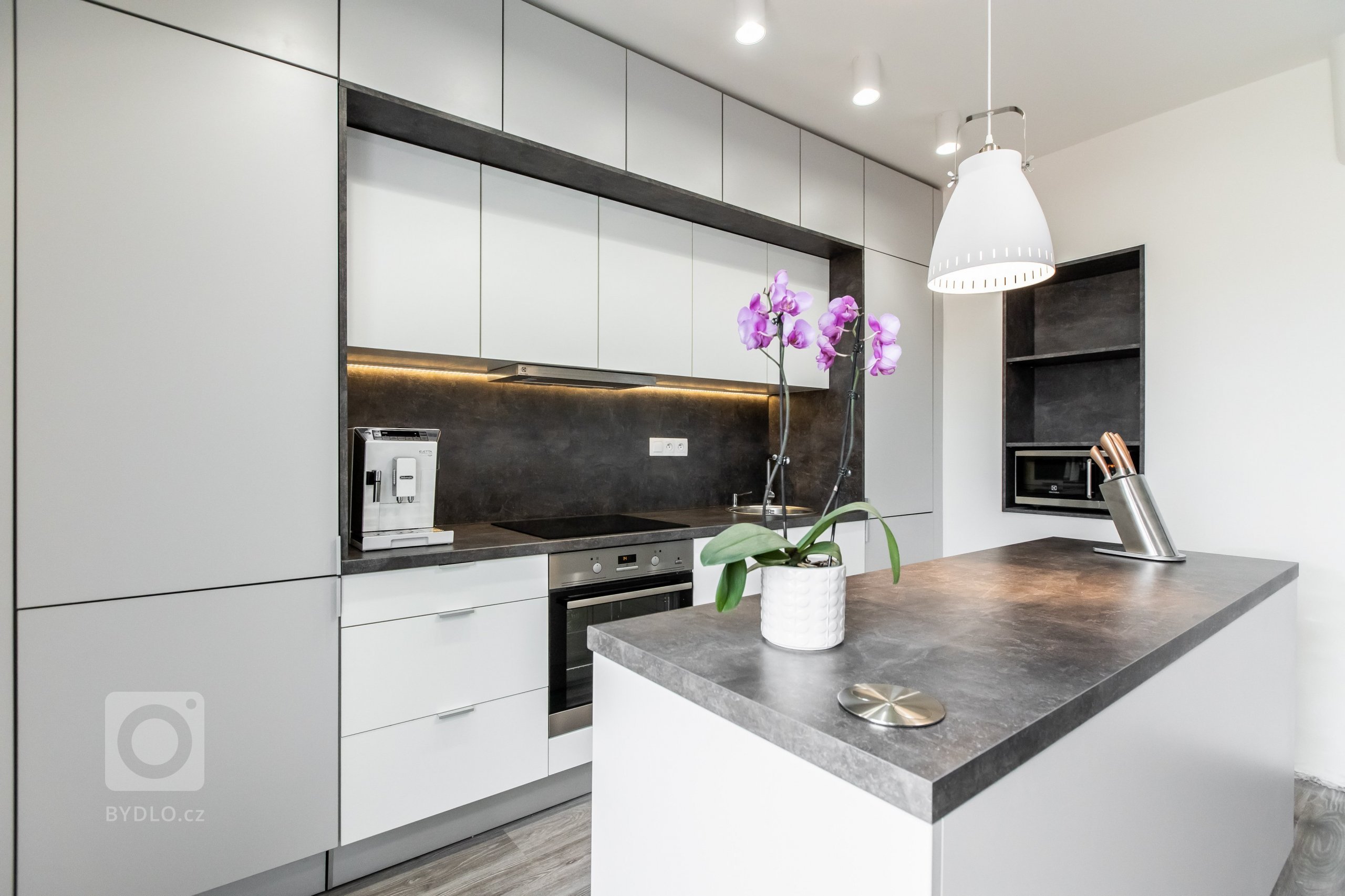 Použité materiály

Horné skrinky: Biely perleťový mat
Dolné skrinky:&nbsp;Biely perleťový mat
Vysoké skrinky: Biely perleťový mat
Pracovná doska: Ateliér…