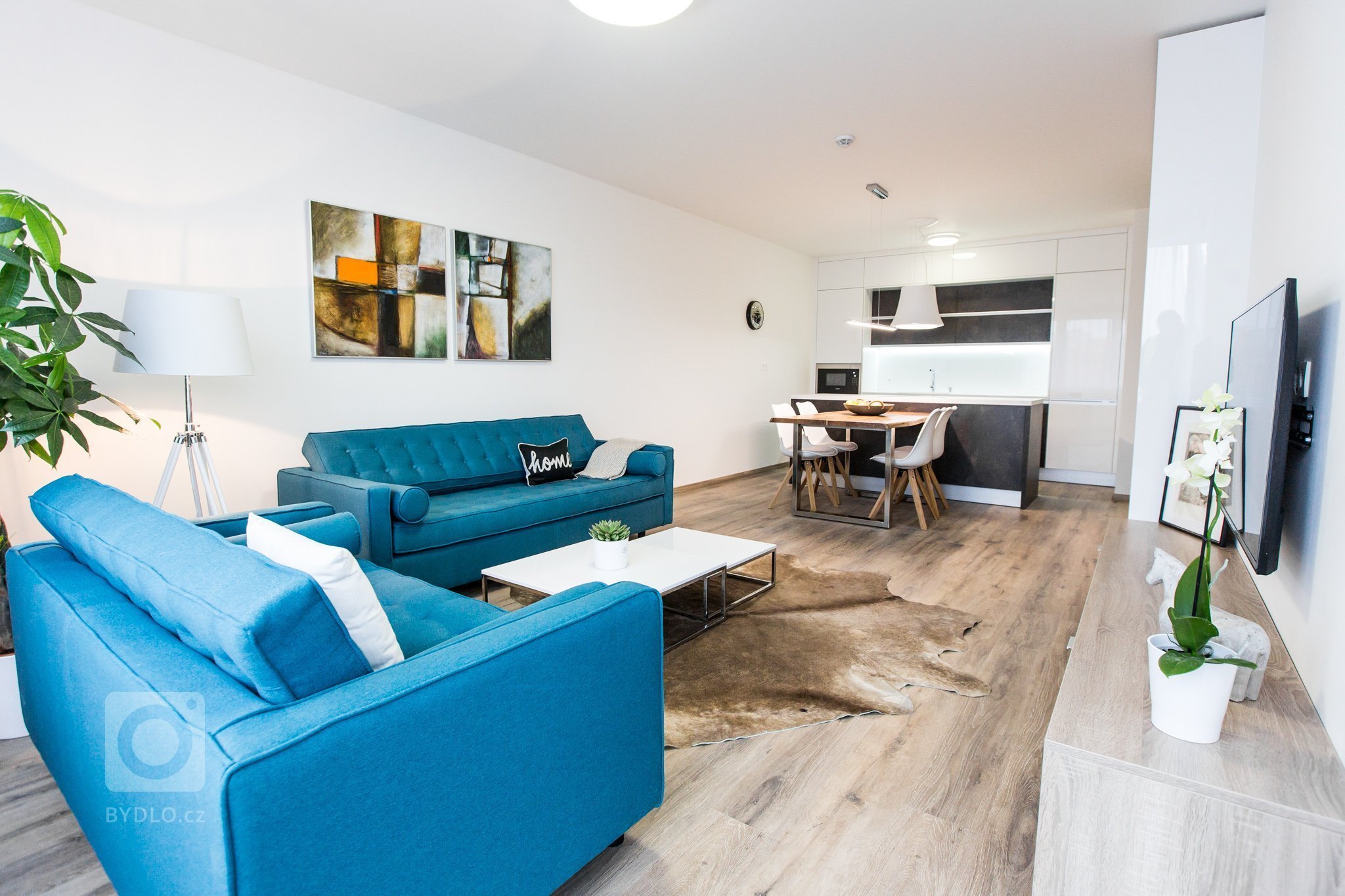 Realizácia vzorového bytu na kľúč. Od návrhu až po realizáciu. Všetky produkty ako jedálenský stôl, stoličky, svietidlá, sedačky a kreslá&nbsp;nájdete na našem…